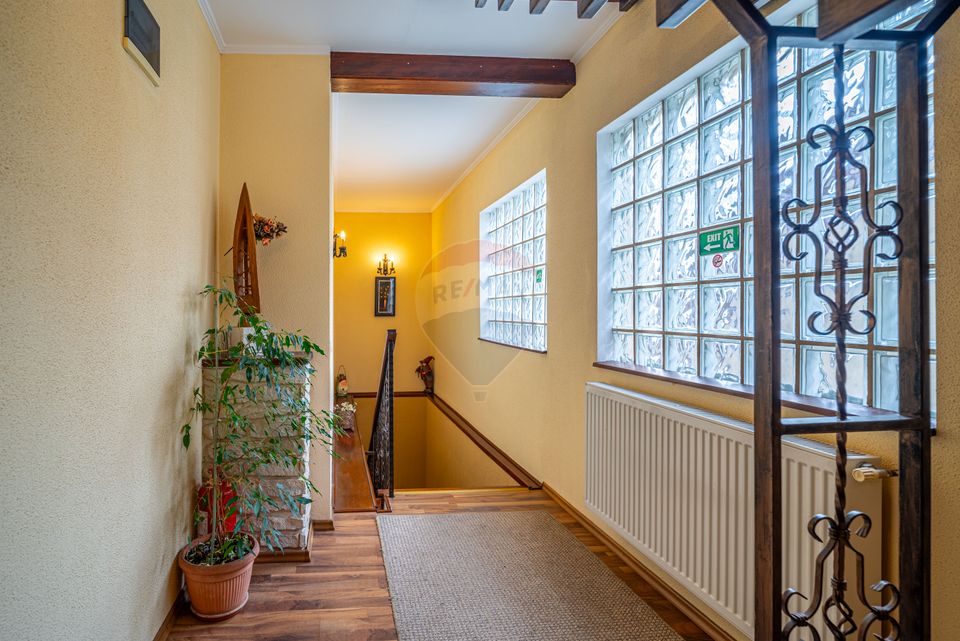 Proprietate deosebită de vânzare în Bușteni - Pensiune + Duplex