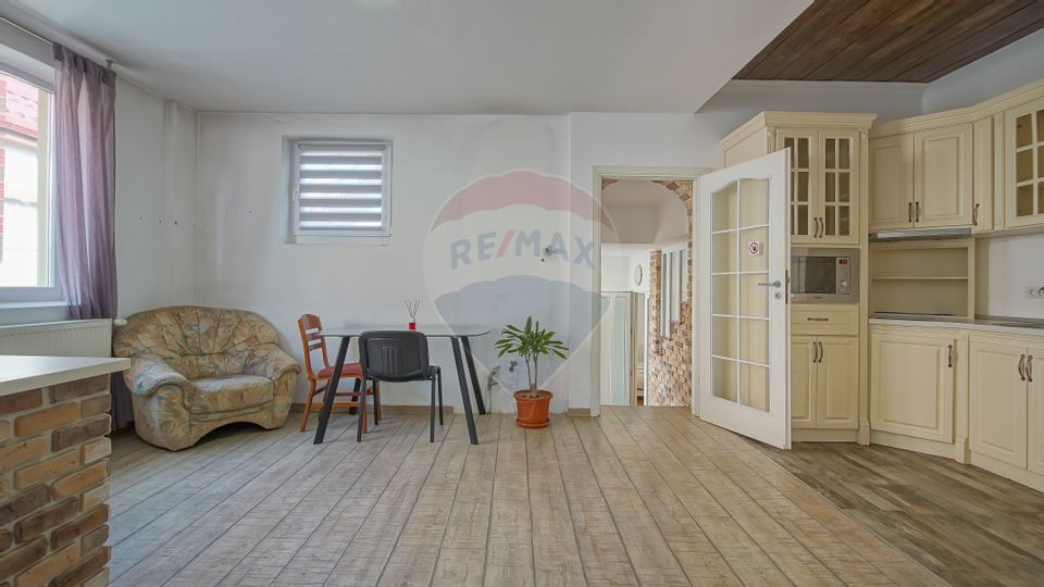 8 room House / Villa for sale, Aurel Vlaicu area