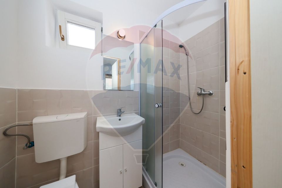 Casă cu 3 camere de vânzare în zona Schei