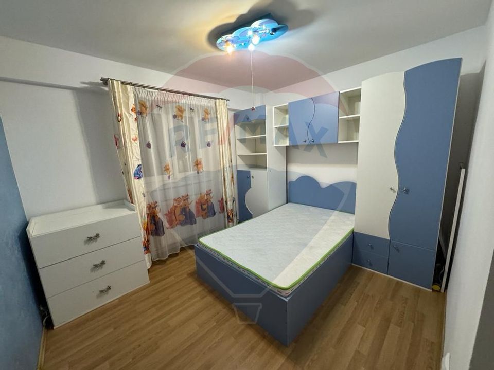 Apartament cu 3 camere de închiriat în zona Central