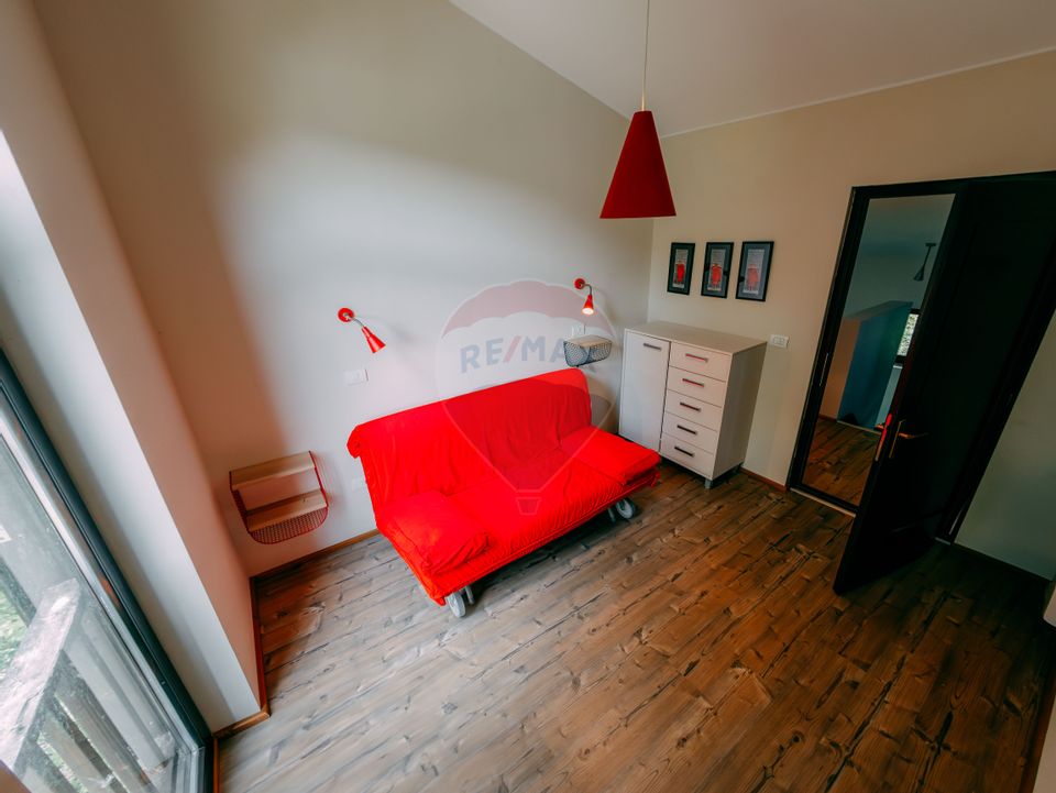 Vanzare casa de vacanta cu ponton privat la lac Tarnita