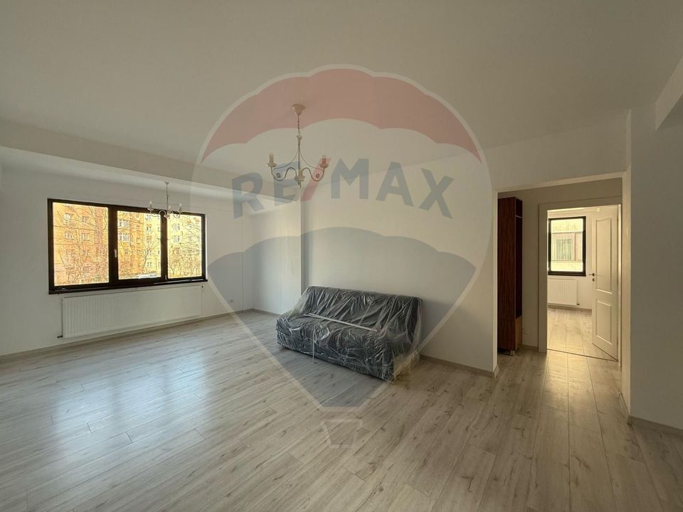 Apartament Decomandat Central 3 camere, 2 bai + loc de parcare privat