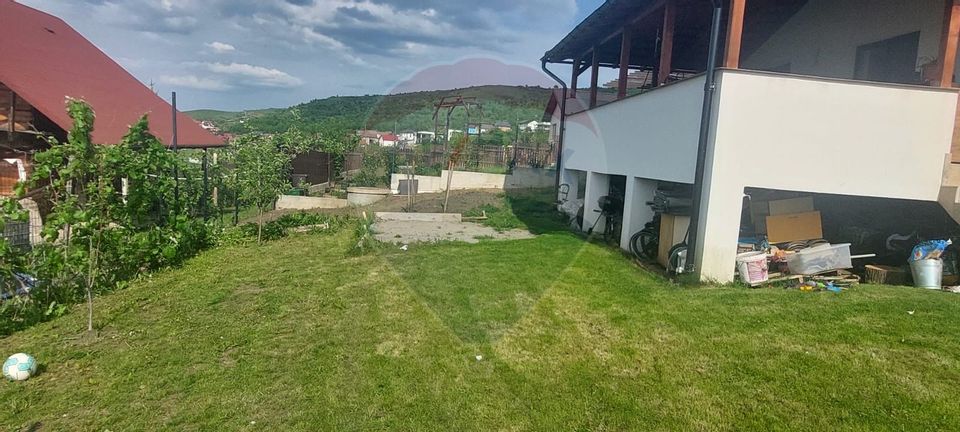 Casă individuală cu 4 dormitoare de vânzare str Planoarelor Dezmir