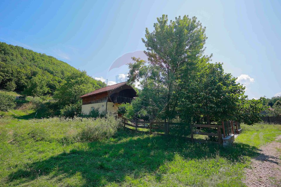 De vânzare Casǎ de Vacanțǎ cu 3 camere, teren 1146 mp, Budureasa