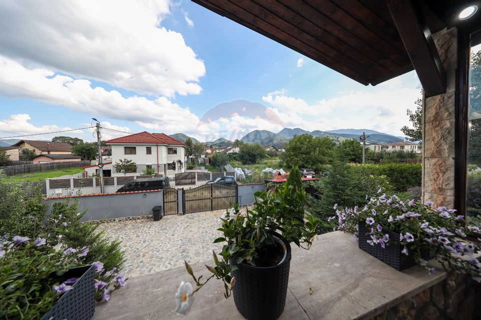 Conac, proprietate unica, in mijlocul naturii, Sacele!