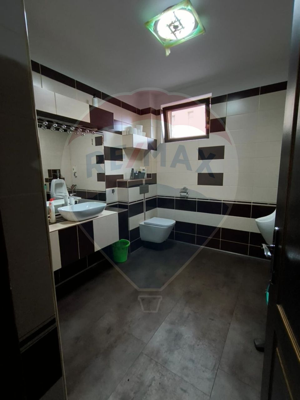 165sq.m Commercial Space for rent, Plopilor area