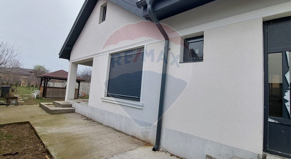 Casă / Vilă cu 3 camere de vânzare cu livada