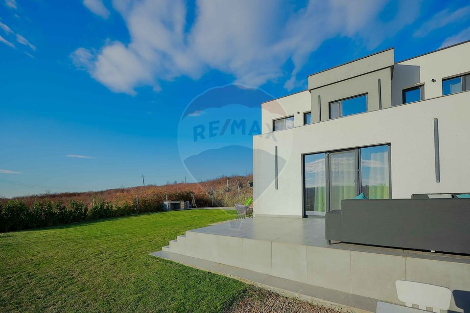 Casă modernă în stil mediteranean, cu terase și vedere la lac – Paleu