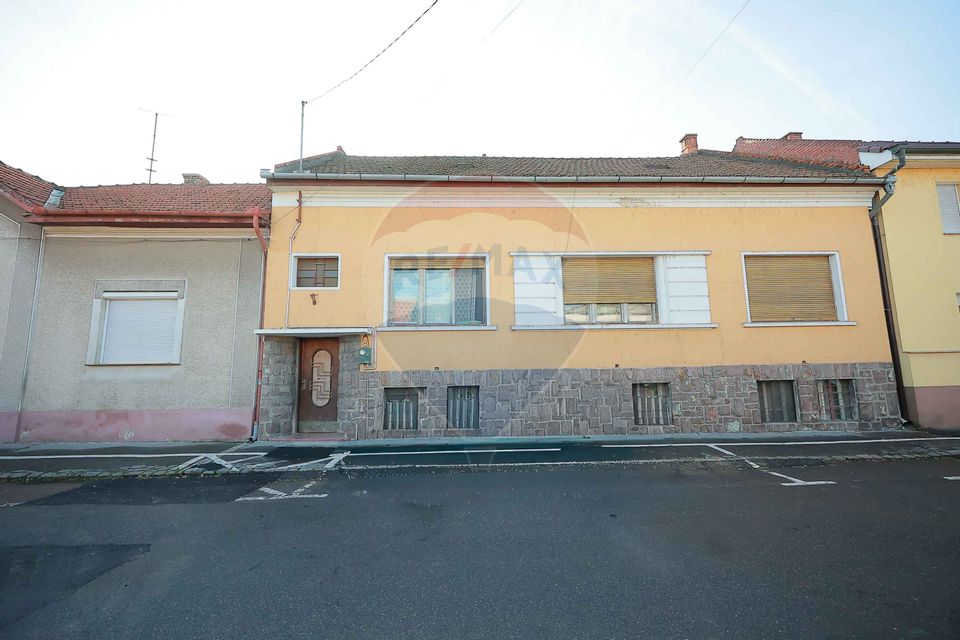 Casă Evreiască de Vânzare, Singur în Curte în zona Ultracentral