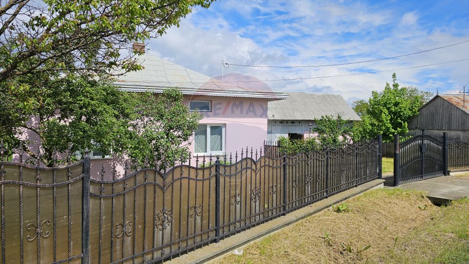 Casă  cu 3 camere, teren intravilan de 1300mp în Ipotești Tișăuți, SV