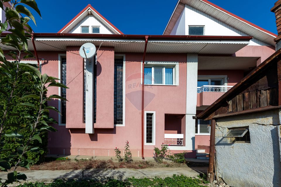 Casă/Vilă duplex cu 5 camere de vânzare,  strada 9 Mai,  zona Centrală