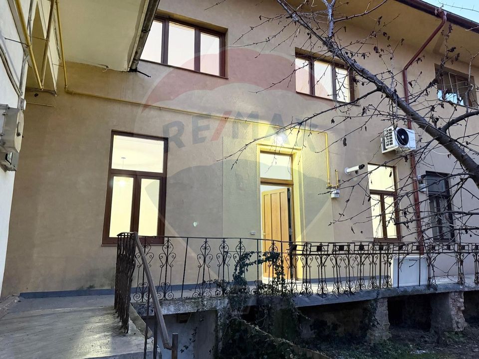 Apartament 4 camere, pe 2 niveluri si curte comuna în Centru