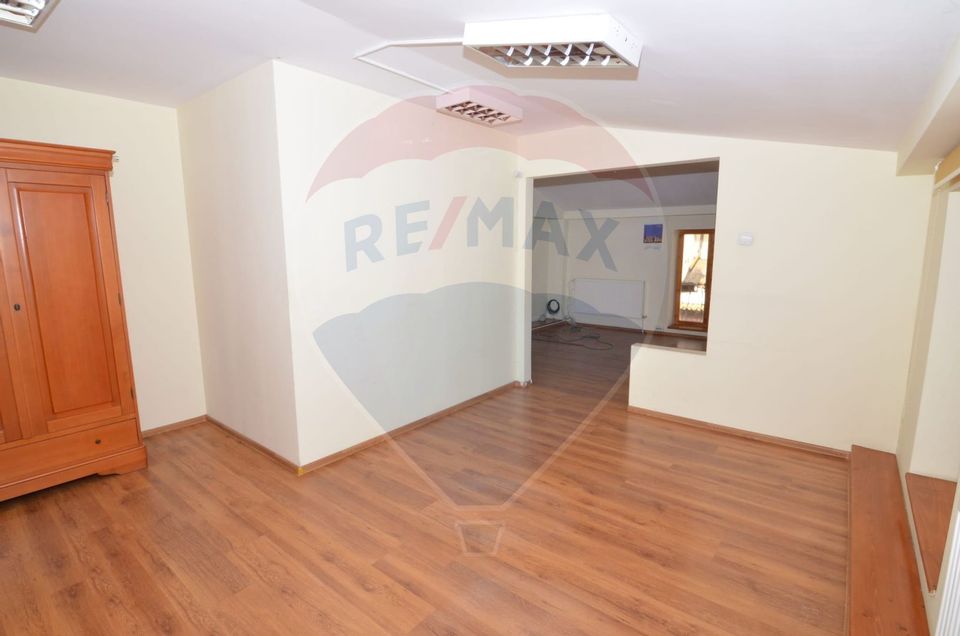 Casă / Vilă cu 14 camere de vânzare în zona Centrală