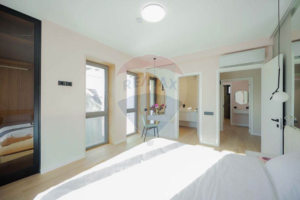 De vânzare Vilă cu 8 camere în Sânmartin, 290 mp util, teren 1100 mp