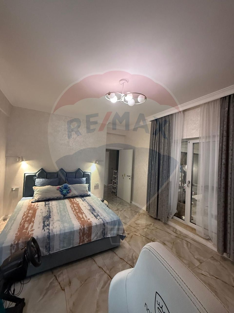 Apartament cu 4 camere de vânzare în zona Sarari