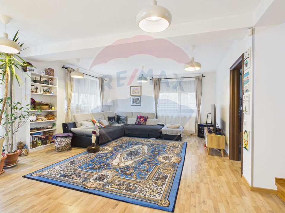 Modern villa 2011, with 5 rooms, 500sqm courtyard and garage