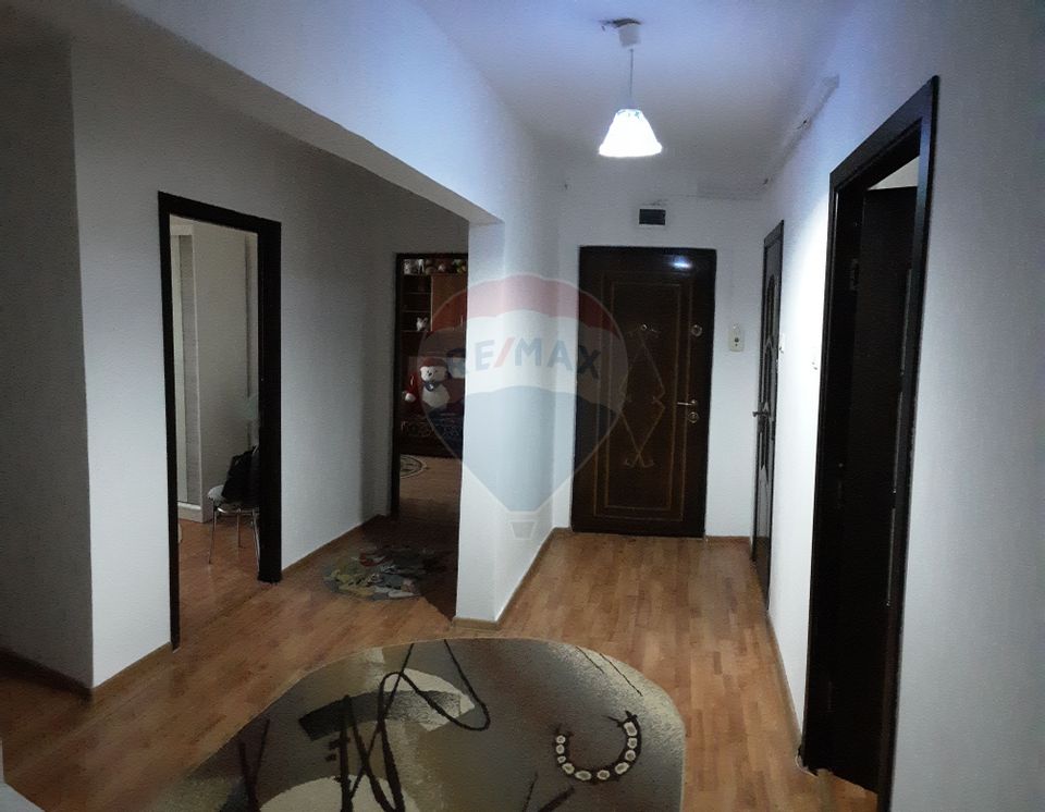 Apartament cu 4 camere de vânzare în zona Maratei