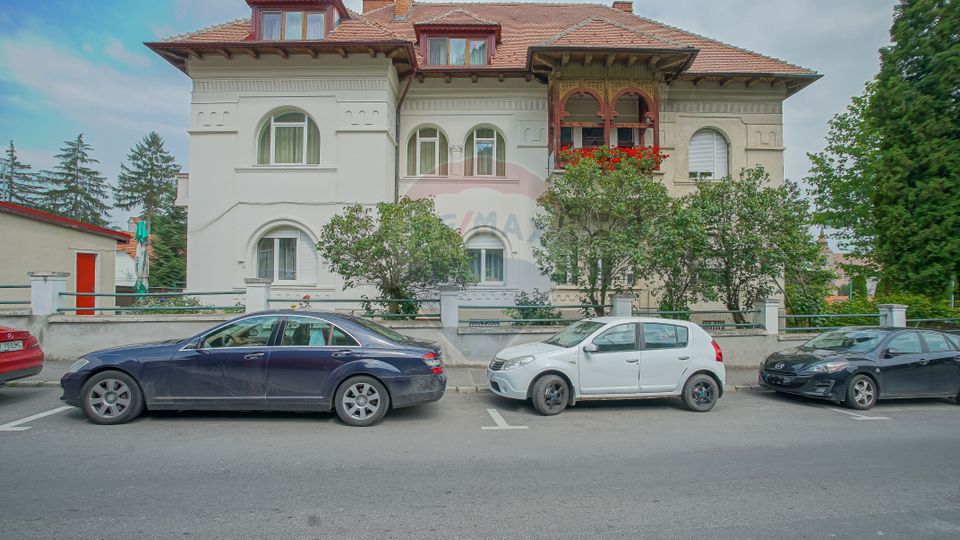 REZERVAT! De vânzare apartament 4 camere în vilă impozantă