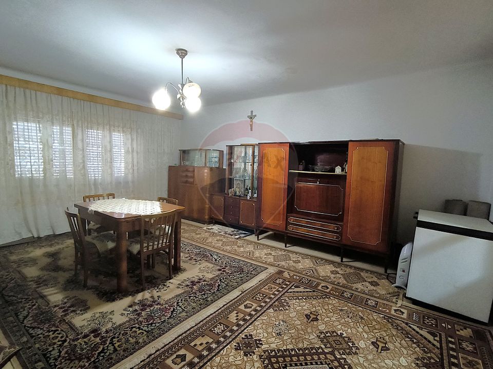 Casă săsească 3 camere si 1400 mp teren in Brateiu - jud. Sibiu