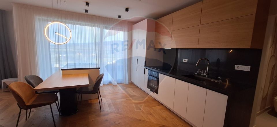 Apartament tip penthouse, 3 camere semidecomandat,  zona Bună Ziua