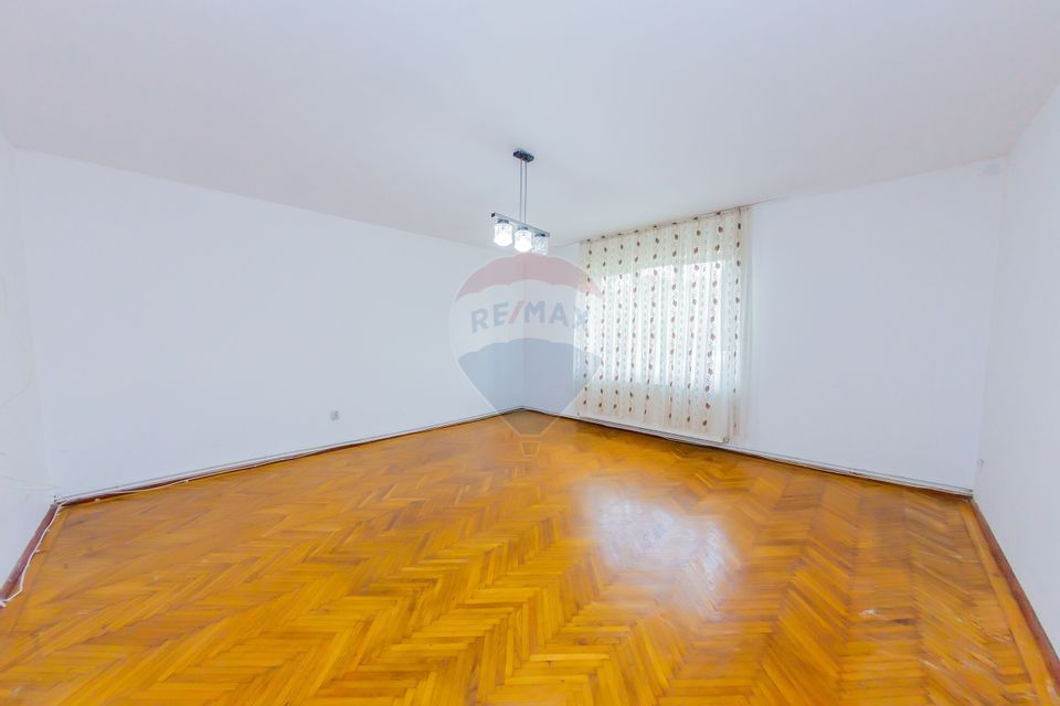 Parter de casă 133 mp de închiriat în centrul orașului, str 9 Mai