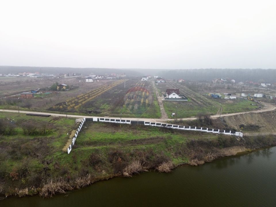 Teren intravilan de vanzare cu deschidere la lac, Branesti