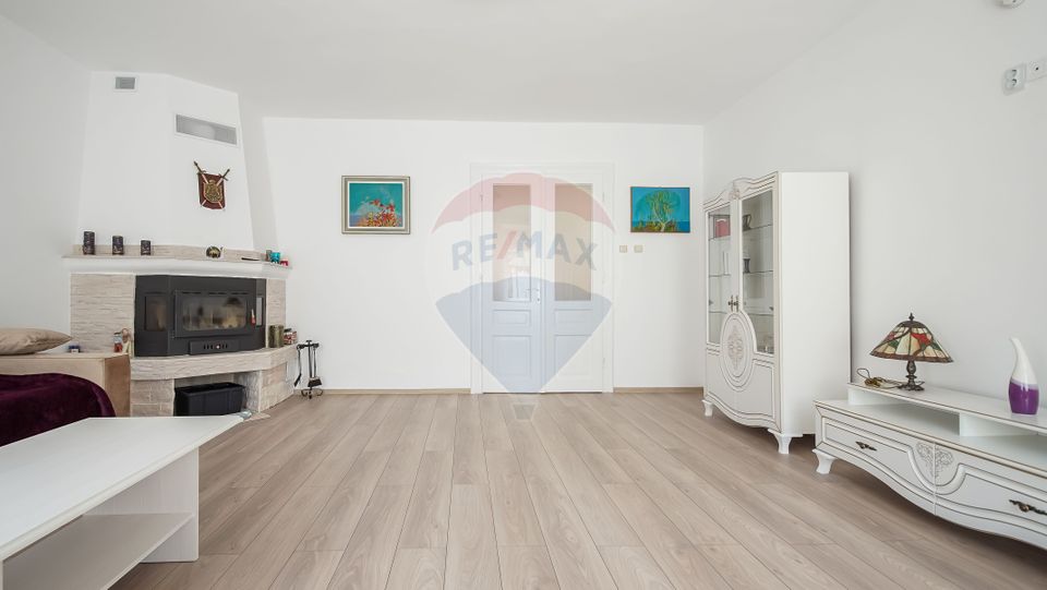 Casă falnică, curte individuală, langă Piața Unirii, în inima Scheilor