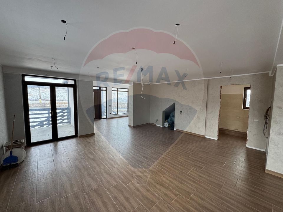 8 room House / Villa for sale, Darmanesti area