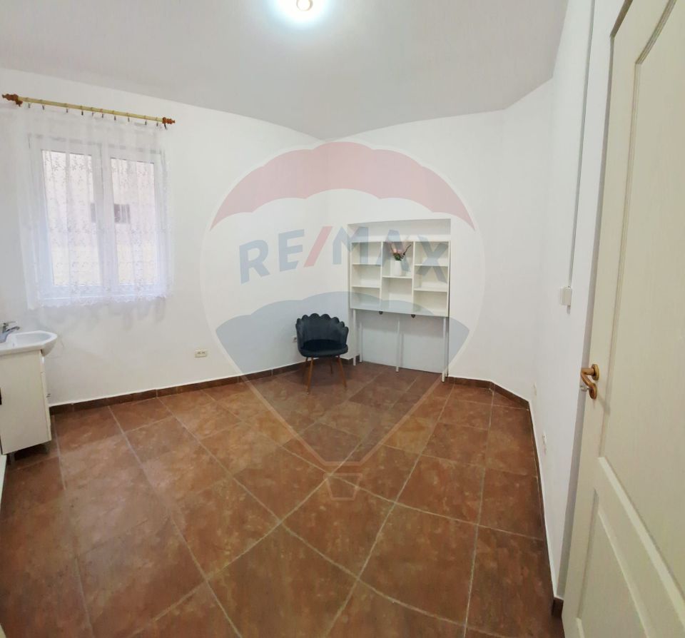 Scaun /camera de inchiriat-salon de infrumusetare (zona centrala)