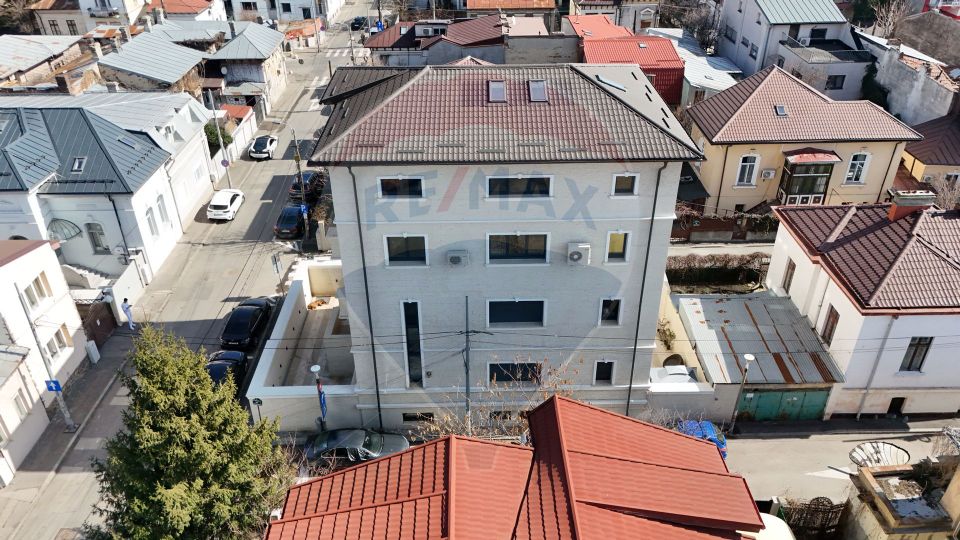 De inchiriat Apartament duplex 5 camere Parcul Carol + curte 60 mp