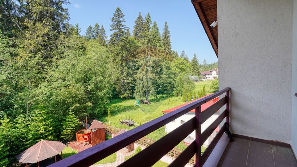 Casă / Vilă cu 8 camere de vânzare în zona Valea Rasnoavei