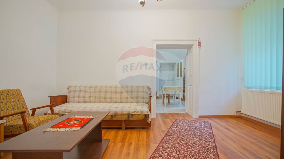 REZERVAT! Casă cu 2 camere și mult potențial, Poarta Schei