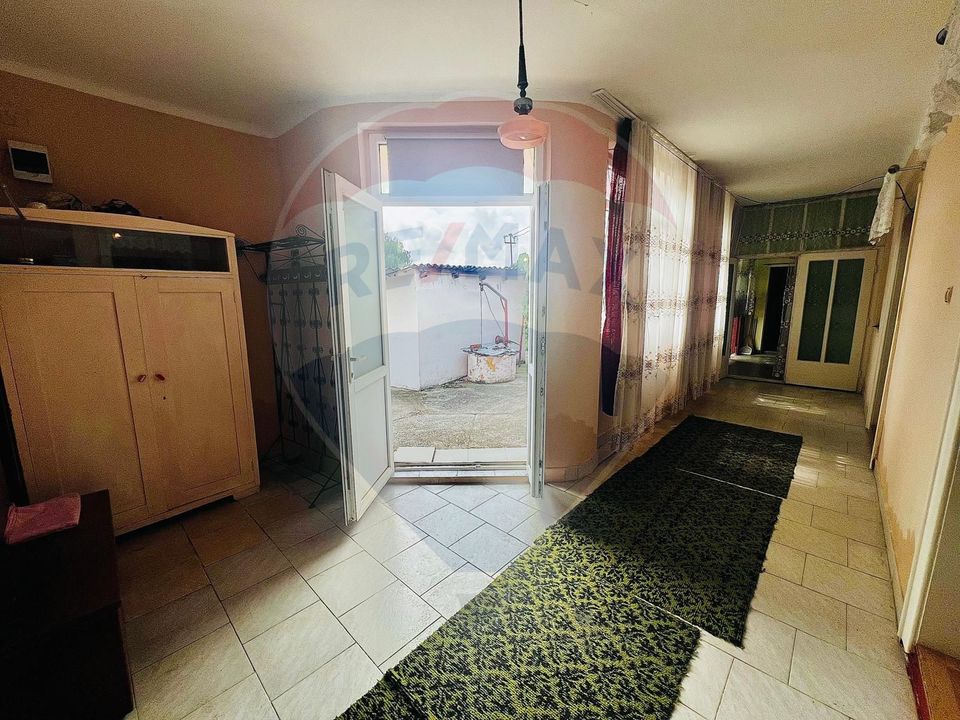 Casă 4 camere 1672 mp teren in Horia