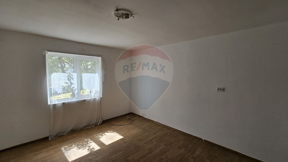 Casă  cu 3 camere, teren intravilan de 1300mp în Ipotești Tișăuți, SV