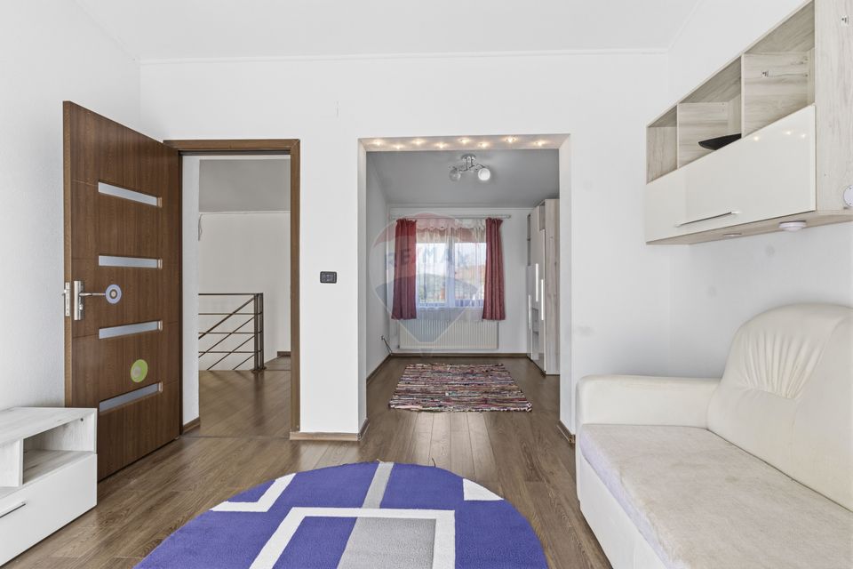 Casă cu 5 camere de inchiriat in Sofronea,Arad