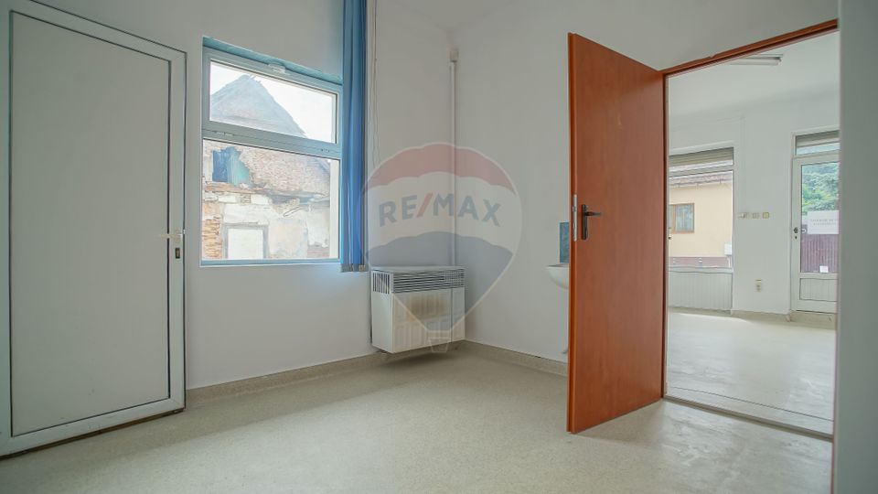 REZERVAT!Spațiu comercial sau de birouri, plus teren, Centru Săcele