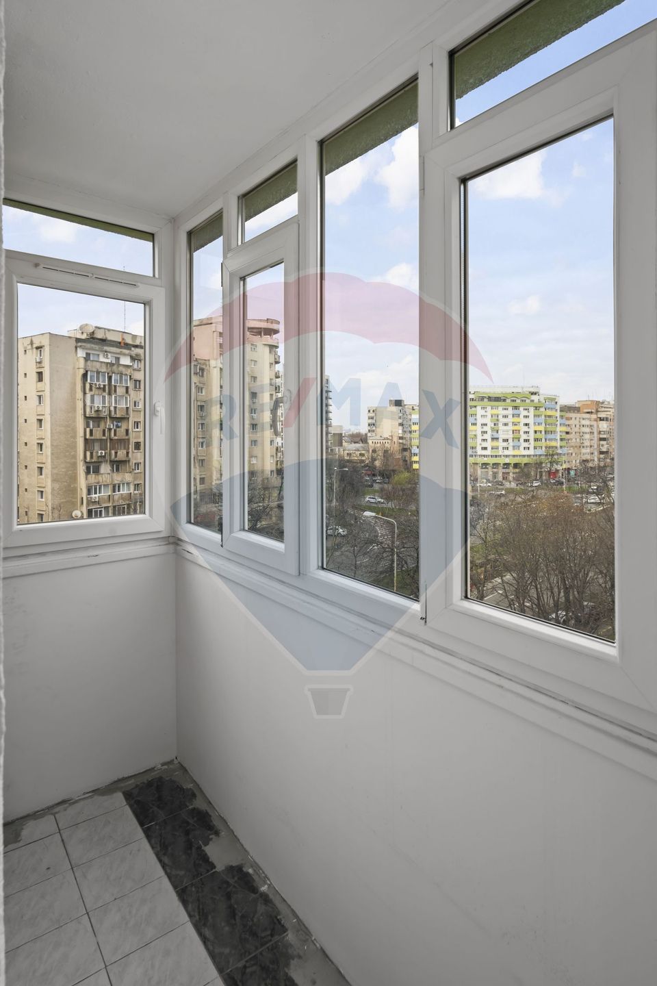Apartament cu 5 camere de închiriat-Calea 13 septembrie.