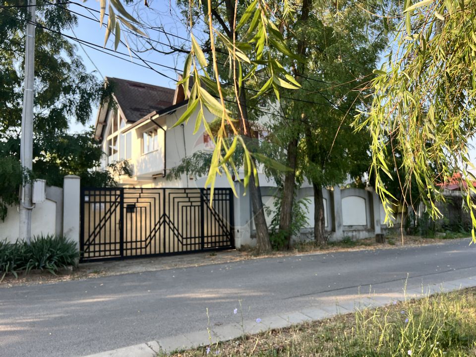 8 room House / Villa for sale