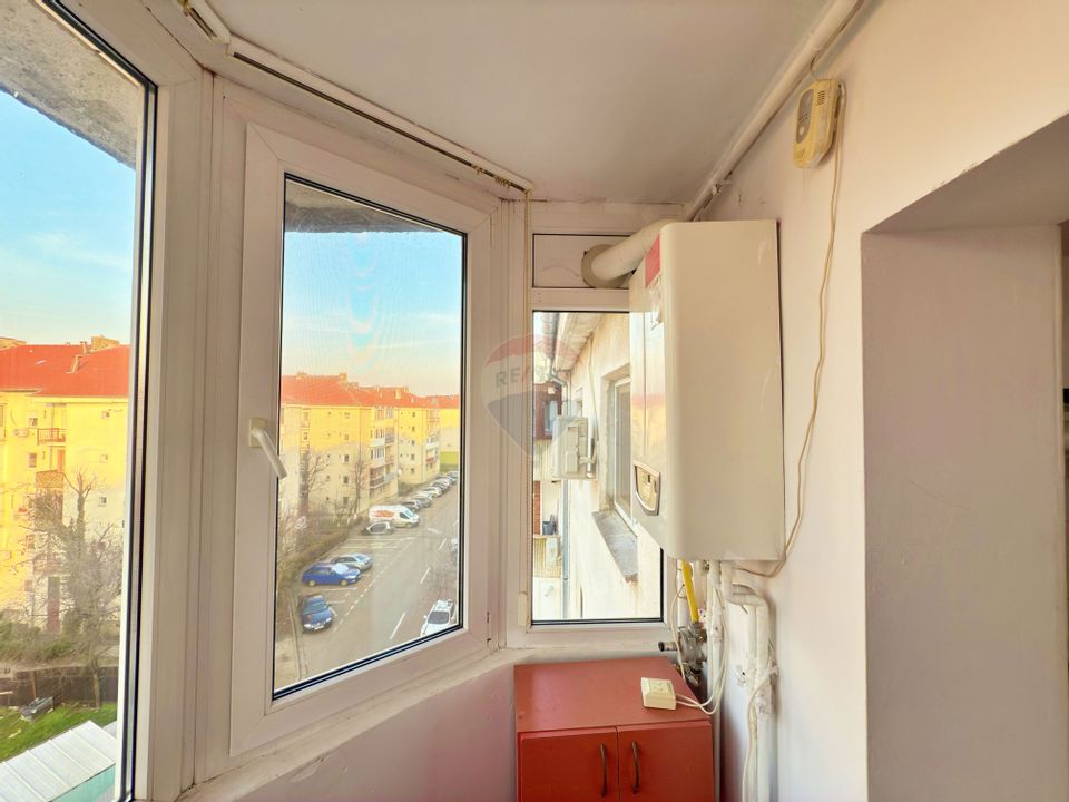 Apartament cu 3 camere de închiriat în Alfa, Arad.