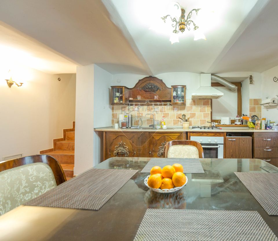 Property Located under Tâmpa composed of 2 Houses and Garden,