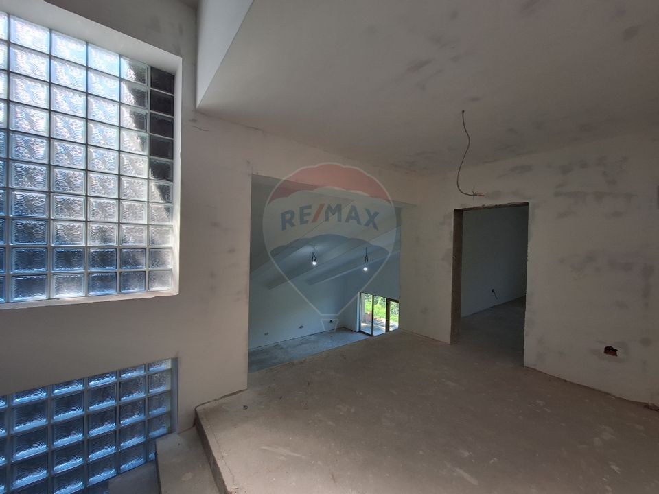 Casă / Vilă la gri aproape gata sa devina " acasa" !