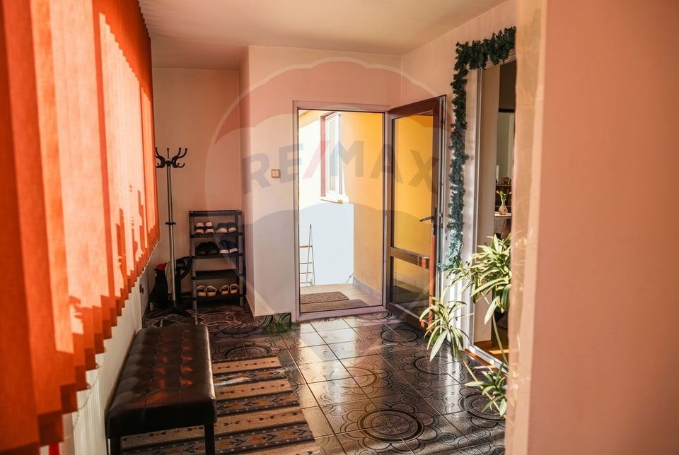 8 room House / Villa for sale, Sud-Est area