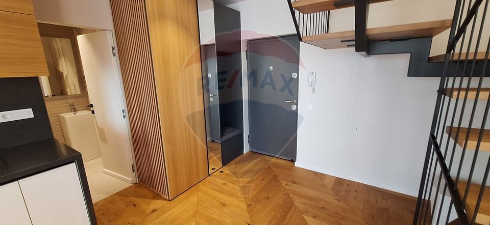 Apartament tip penthouse, 3 camere semidecomandat,  zona Bună Ziua