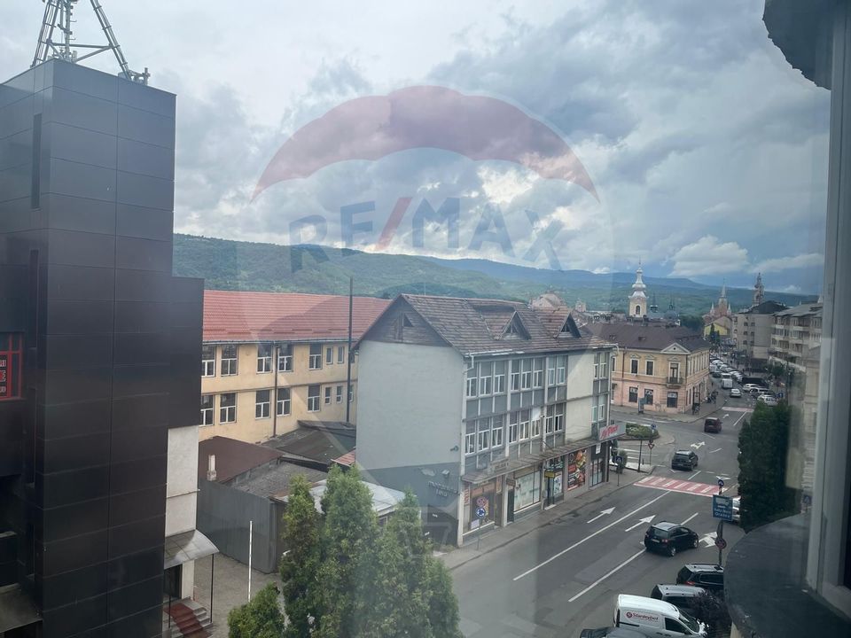 Apartament cu 4 camere de vânzare,  str. 1 Decembrie 1918