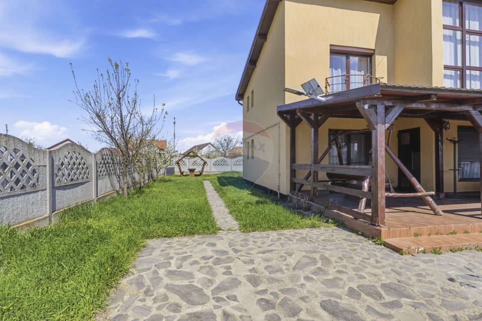 Casă cu 5 camere de inchiriat in Sofronea,Arad