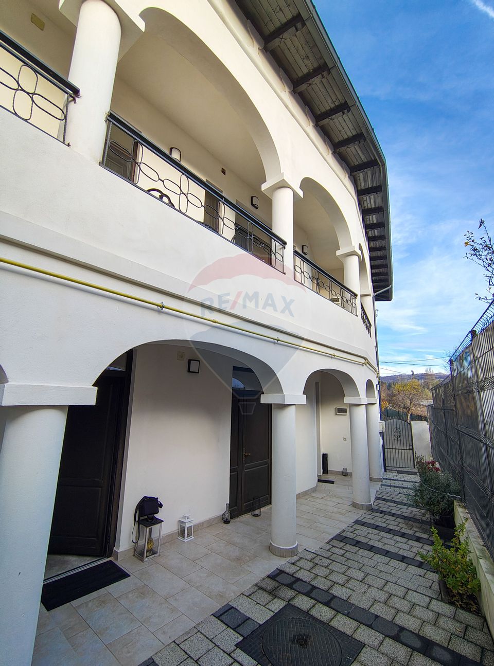 Două vile de patrimoniu, restaurate integral, cu farmec interbelic