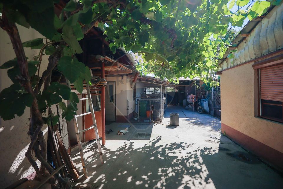 Casă și teren de 1397 mp de vânzare în Ineu, la 18 km de Oradea