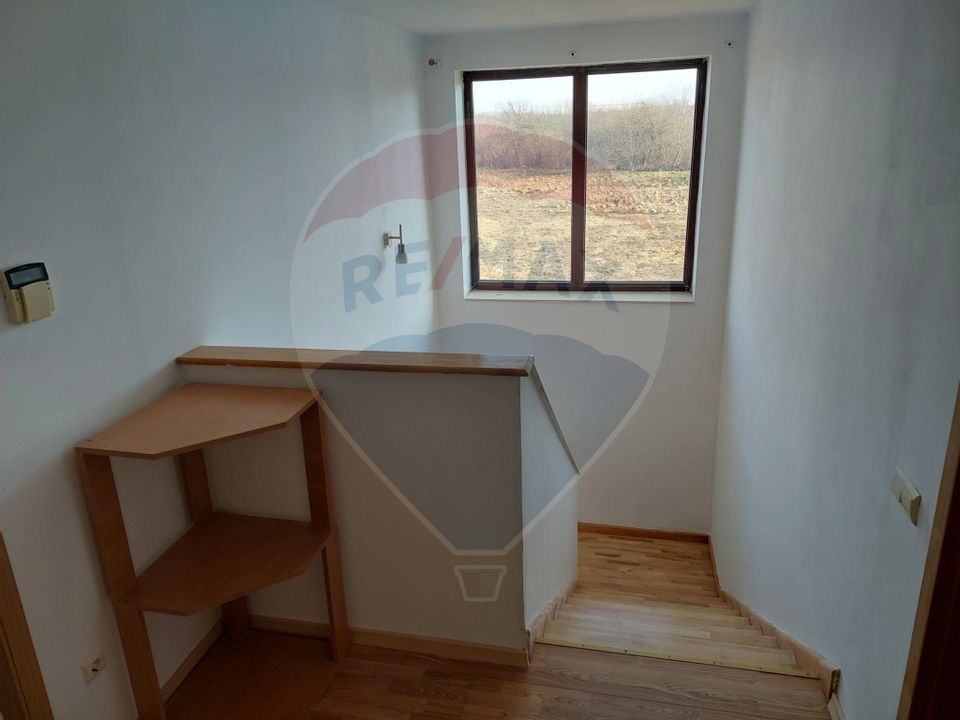 Casă de inchiriat Stupini, living, 3 dormitoare, 500mp