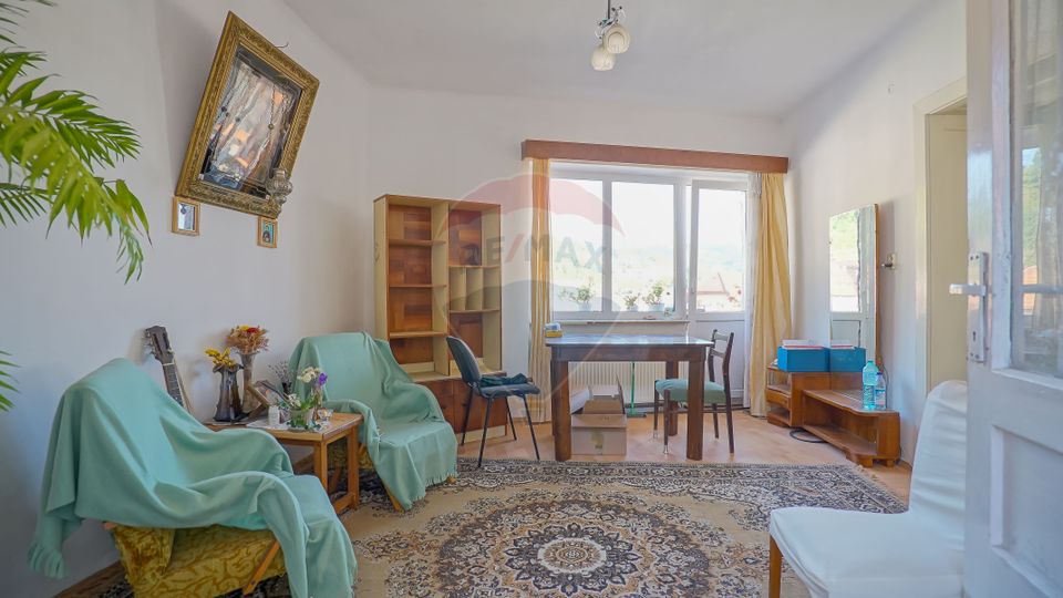 REZERVATA! Vilă impozantă, cu două apartamente și mansardă, Schei