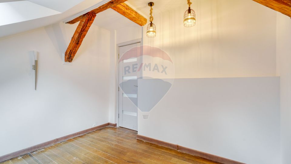 REZERVAT! Apartament generos, 6 camere, 3 băi, str Castelului